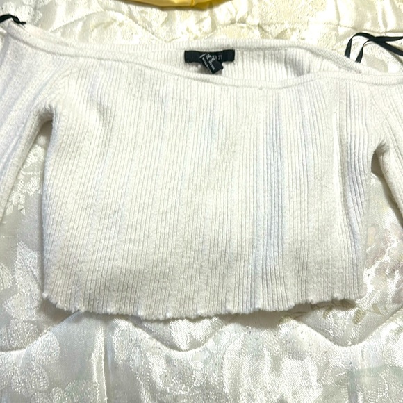 White M crop - Picture 1 of 3